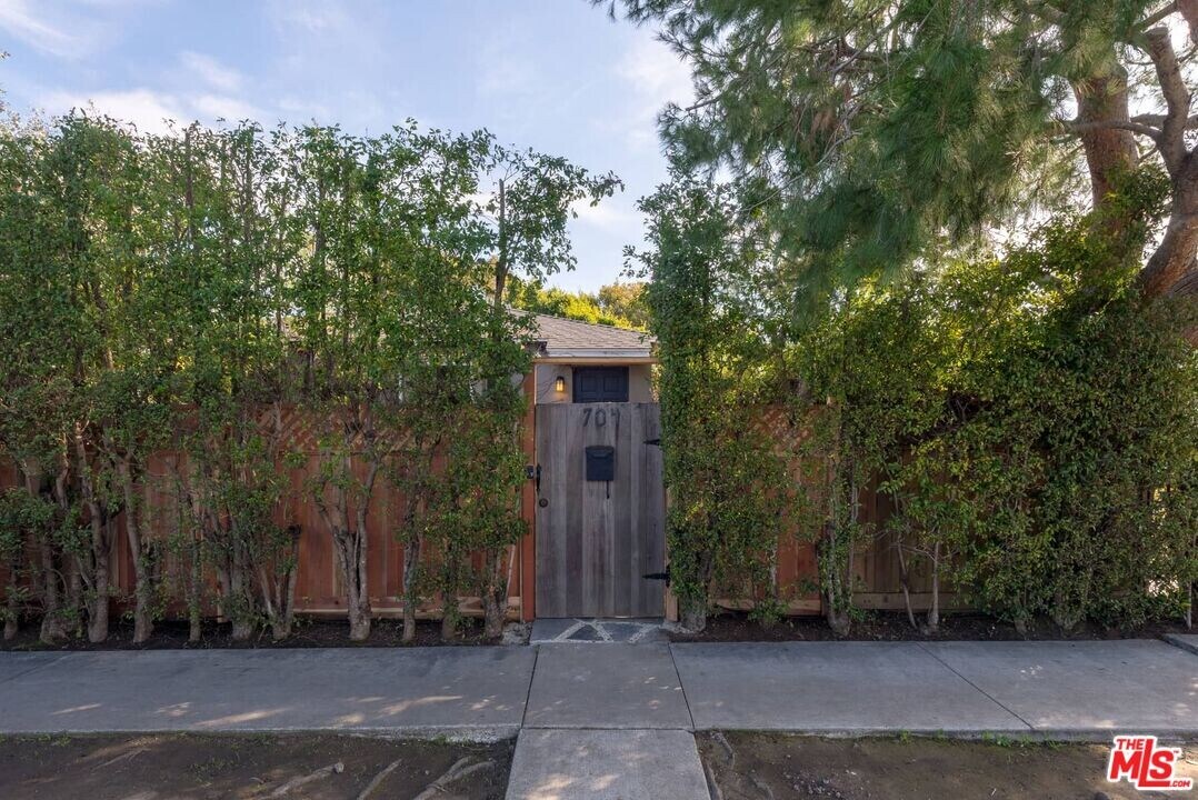 704 Vernon Ave in Los Angeles, CA - Building Photo