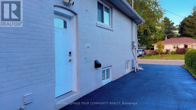 24 Collins Crescent in Aurora, ON - Building Photo - Building Photo