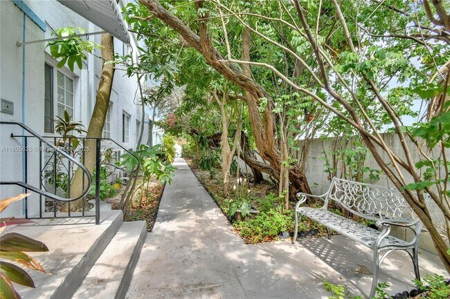 1619 Meridian Ave, Unit 12 in Miami Beach, FL - Building Photo - Building Photo