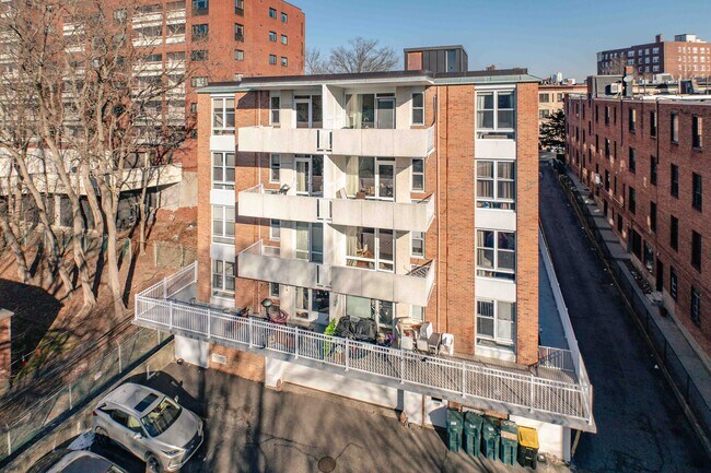 100 Marion St in Brookline, MA - Foto de edificio - Building Photo