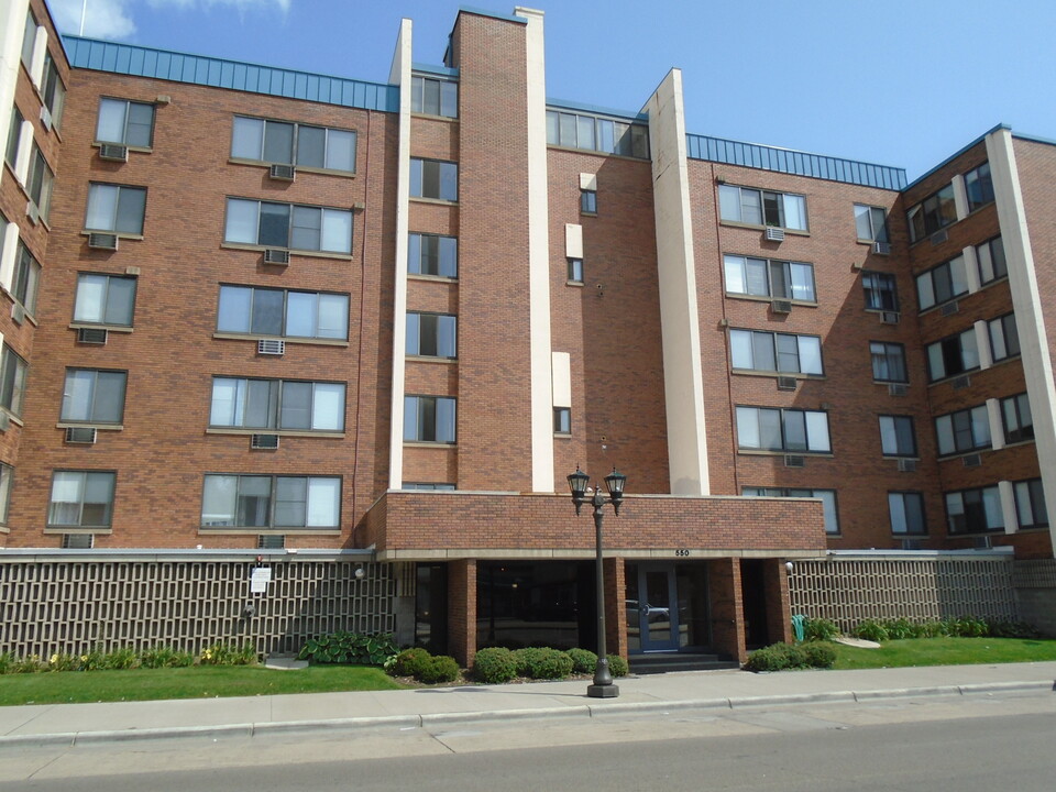 John Snell Apartments in St. Paul, MN - Building Photo