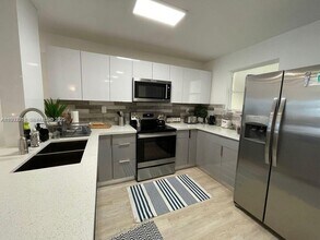 3944 NE 167th St, Unit 107 in North Miami Beach, FL - Building Photo - Building Photo