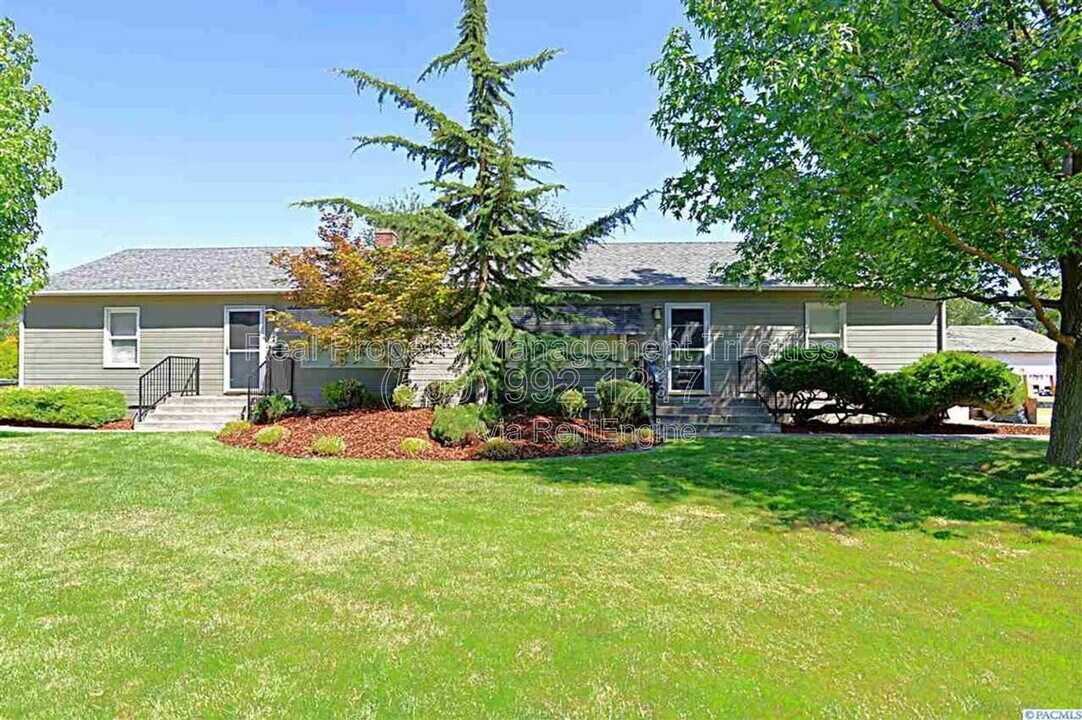 222 Douglass Ave in Richland, WA - Building Photo