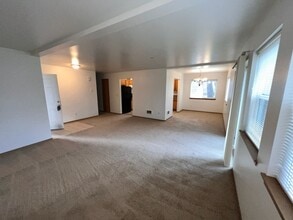 8948 Gravelly Lake Dr SW in Lakewood, WA - Building Photo - Building Photo