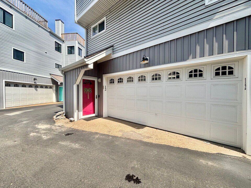 910 E Ocean View Ave in Norfolk, VA - Building Photo