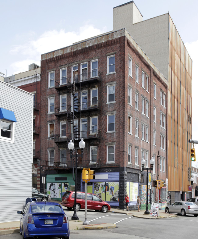 203-205 S Pennsylvania Ave in Greensburg, PA - Foto de edificio - Building Photo