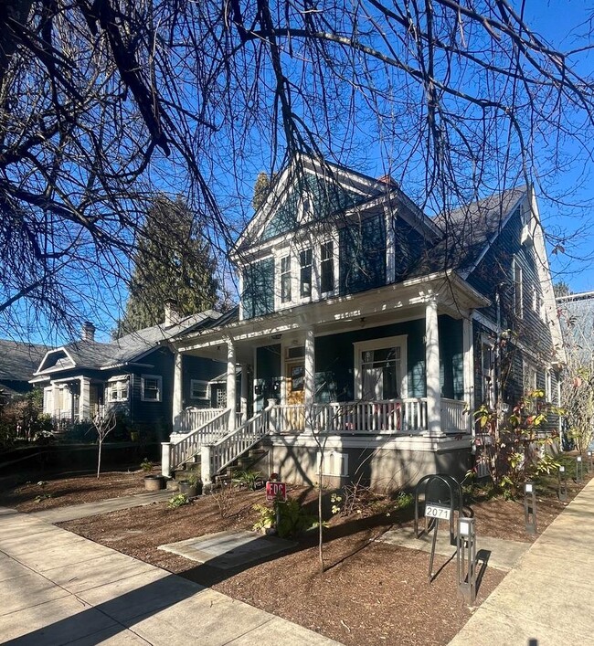 2047 NE Davis St in Portland, OR - Building Photo - Building Photo