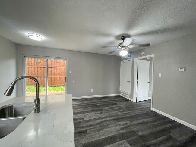 811 Bluebird Dr in Irving, TX - Building Photo - Building Photo