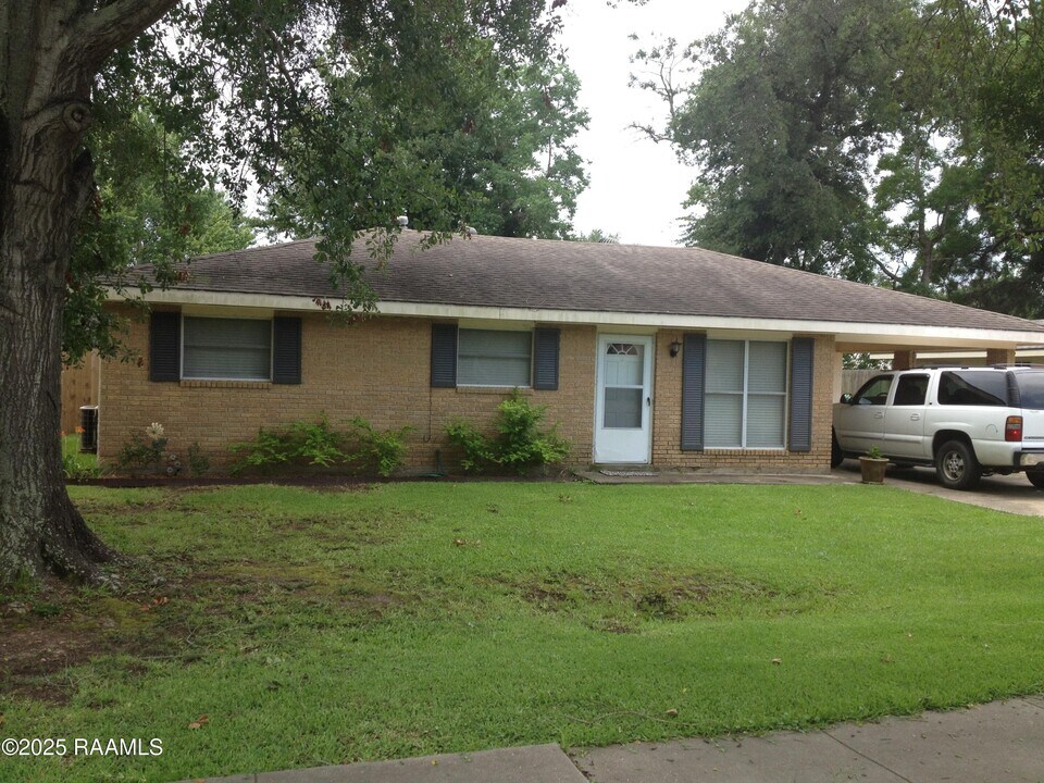 1103 Dulles Dr in Lafayette, LA - Building Photo