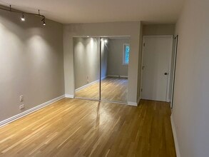 6884 W Touhy Ave, Unit E in Niles, IL - Building Photo - Building Photo