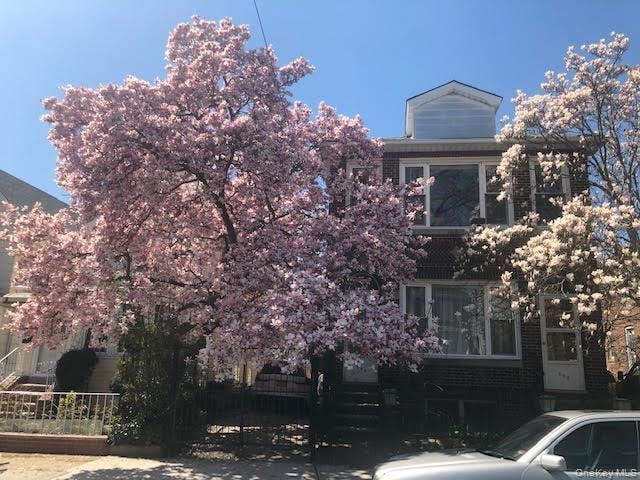 property at 594 E 38th St