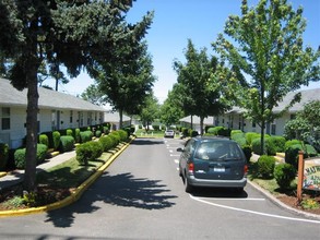 Maywood Court Apartments in Portland, OR - Foto de edificio - Building Photo