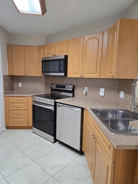 6272 NW 186th St, Unit 110 in Hialeah, FL - Building Photo - Building Photo