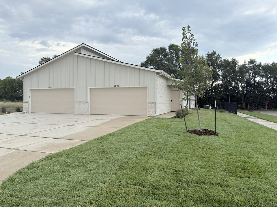 1902 1st St in Goddard, KS - Building Photo