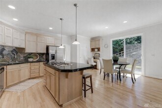 26025 SE 23rd Pl in Sammamish, WA - Building Photo - Building Photo