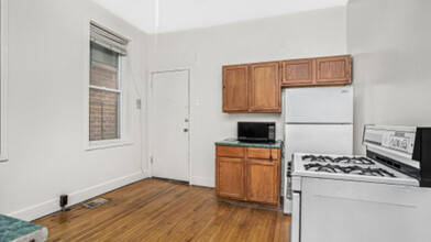 2230 W Belmont Ave, Unit 1R in Chicago, IL - Building Photo - Building Photo