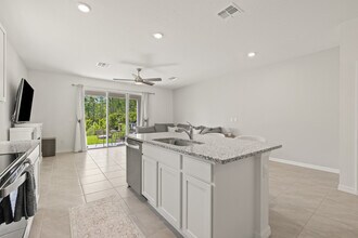 11174 Crescent Deer Dr in Land O Lakes, FL - Foto de edificio - Building Photo