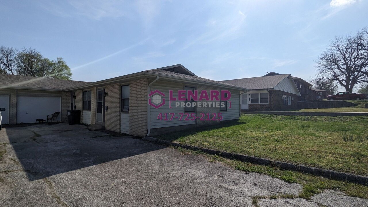214 W College St in Bolivar, MO - Building Photo