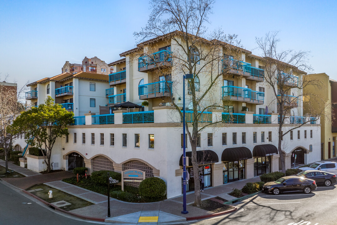 Santos Plaza Apartments in Concord, CA - Building Photo