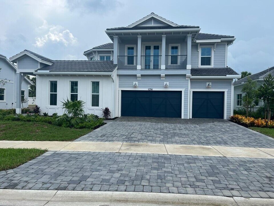 9296 Crestview Cir in Palm Beach Gardens, FL - Building Photo