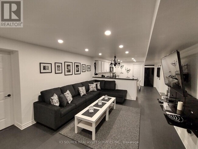 32 Ontoro Blvd in Ajax, ON - Building Photo - Building Photo