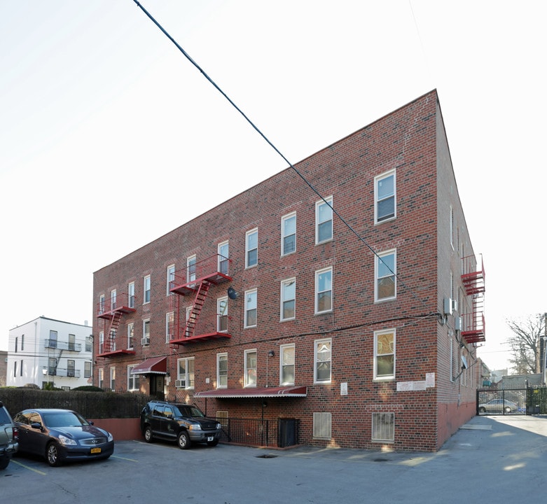 774 E 225th St in Bronx, NY - Building Photo