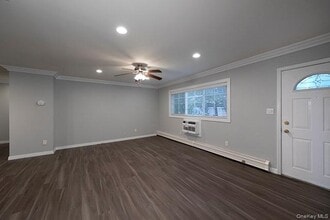 325 Brook Ave in Bay Shore, NY - Building Photo - Building Photo