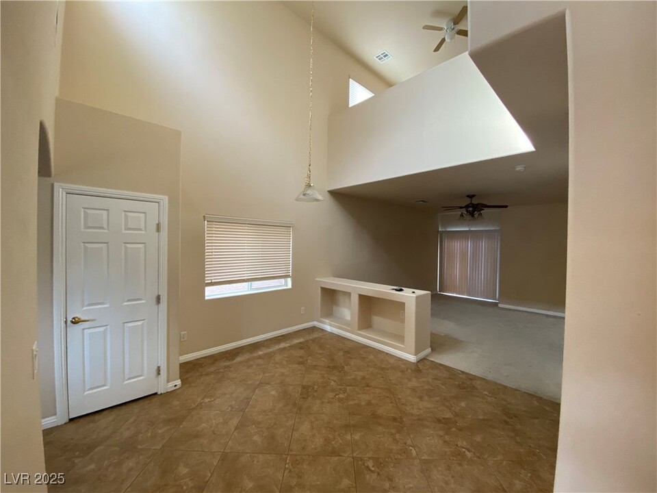5038 Lower Falls Ct in Las Vegas, NV - Building Photo