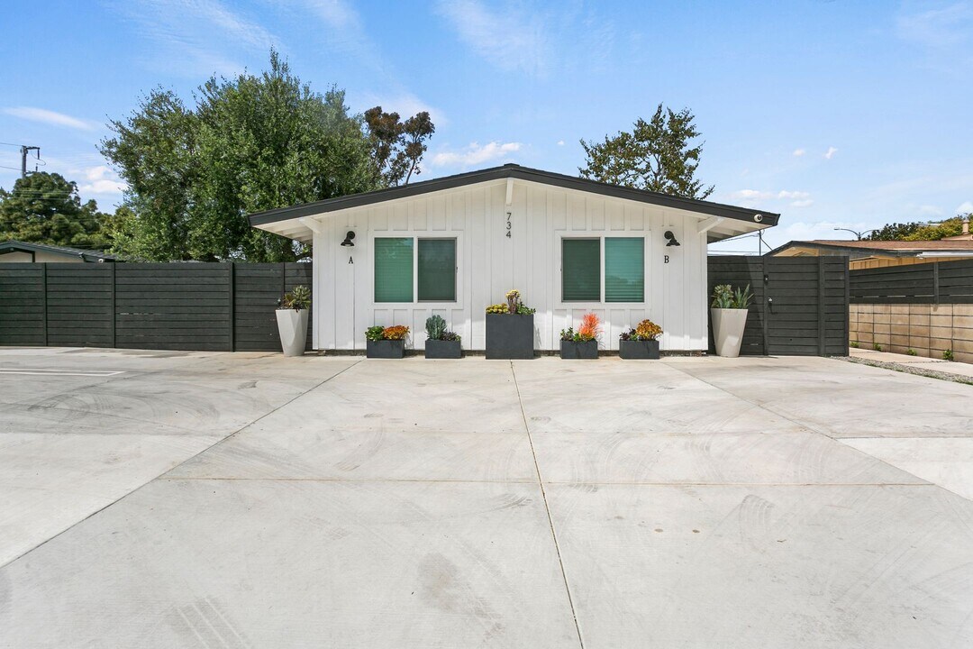 734 Center St in Costa Mesa, CA - Building Photo