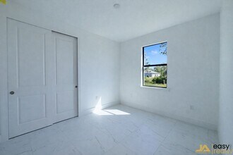 1047 Jaguar Blvd in Lehigh Acres, FL - Foto de edificio - Building Photo