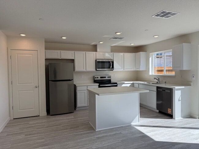 8161 Whippersnapper Wy in Roseville, CA - Building Photo - Building Photo