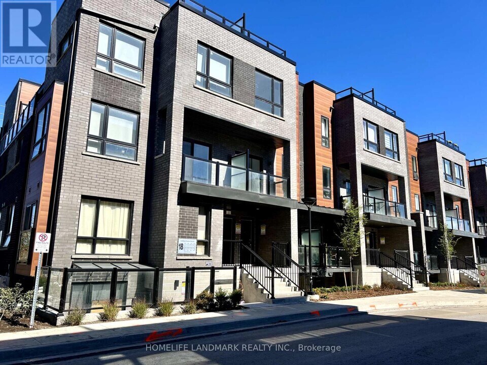 18 Lytham Grn Cir in Newmarket, ON - Building Photo