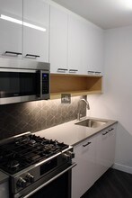 250 E Houston St-Unit -3J in New York, NY - Building Photo - Building Photo