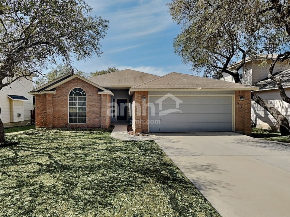 8535 Braun Knoll in San Antonio, TX - Building Photo