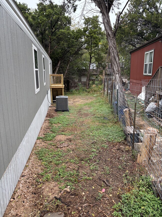 7214 Comstock Cove in Lago Vista, TX - Foto de edificio - Building Photo