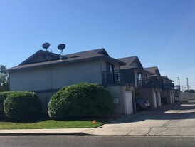 757 W Putnam Ave, Unit 4 in Porterville, CA - Building Photo