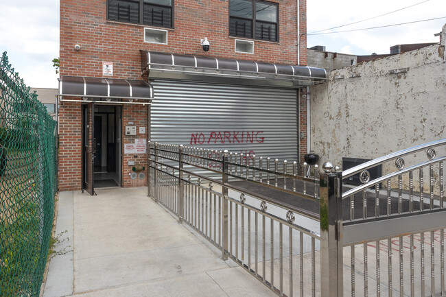 103-43 120th St in South Richmond Hill, NY - Foto de edificio - Building Photo