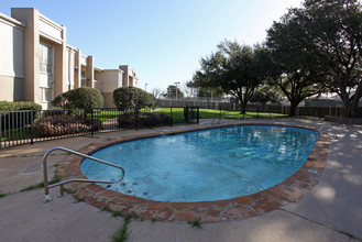 Colonial Place in Ennis, TX - Building Photo - Building Photo