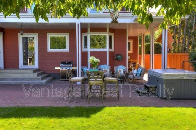 1556 Pritchard Dr in West Kelowna, BC - Building Photo - Building Photo