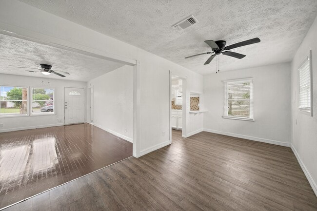 property at 606 W 7th St