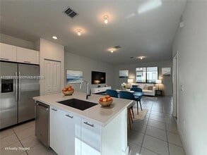 4654 NW 83rd Pkwy in Doral, FL - Building Photo - Building Photo