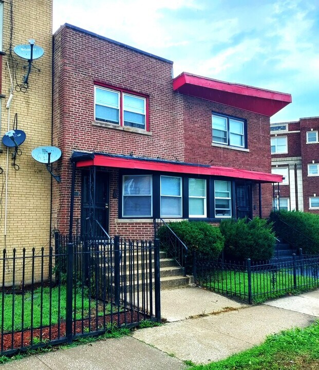 2430 E 73rd St in Chicago, IL - Building Photo