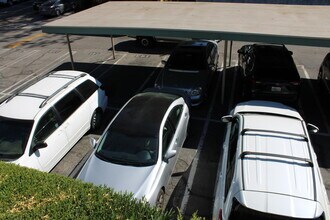 5700 Etiwanda Ave in Tarzana, CA - Foto de edificio - Building Photo