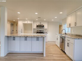 33871 NE Blossom Dr in Scappoose, OR - Building Photo