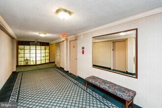 10201 Grosvenor Pl in Rockville, MD - Building Photo - Building Photo