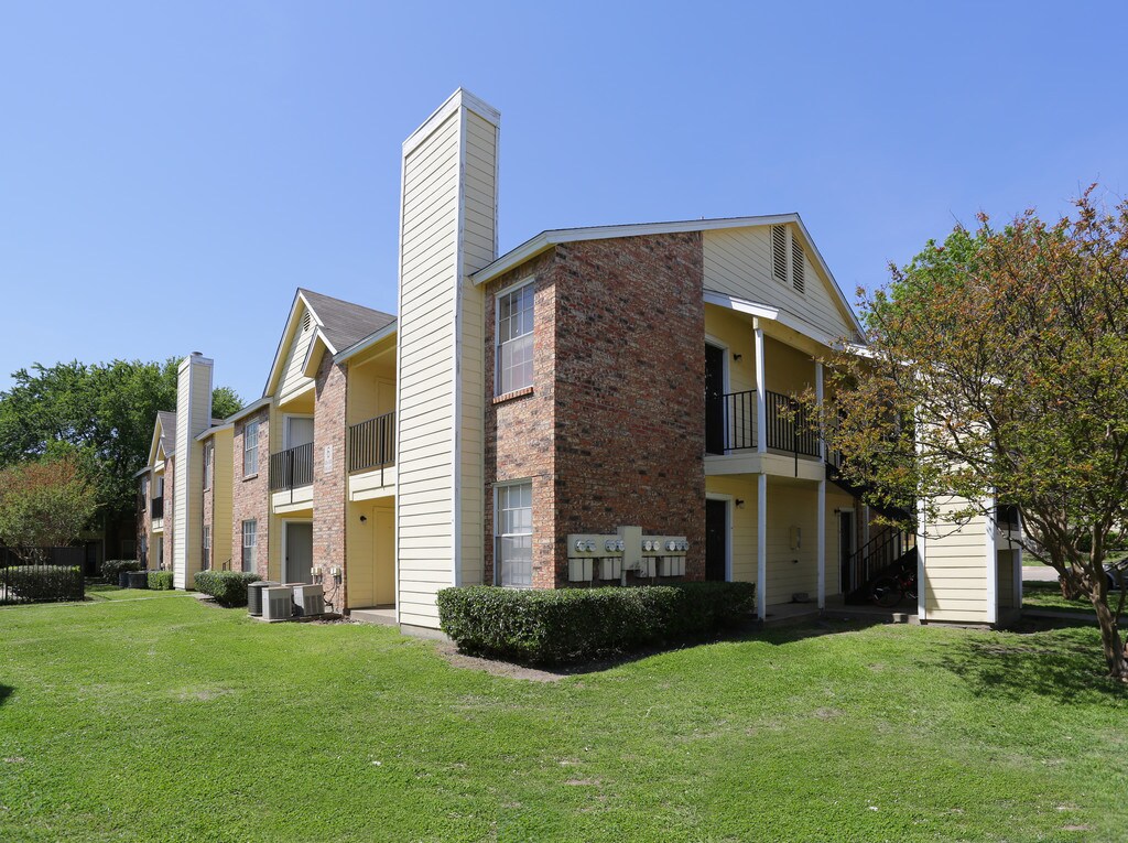 Raintree Apartments in Sherman, TX