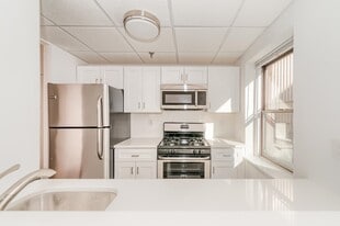 227 Christopher Columbus Dr in Jersey City, NJ - Building Photo