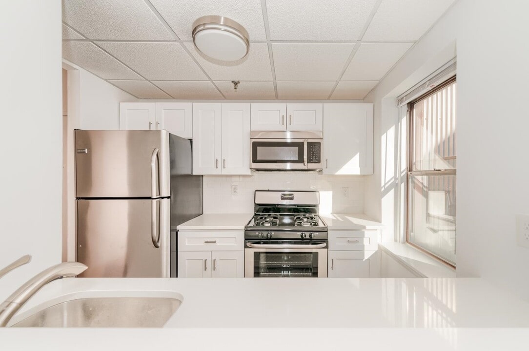 227 Christopher Columbus Dr in Jersey City, NJ - Building Photo