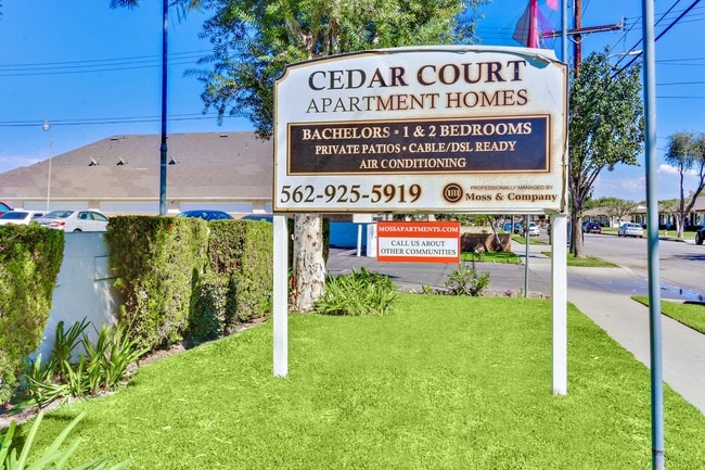 Cedar Court Apartments in Bellflower, CA - Foto de edificio - Building Photo