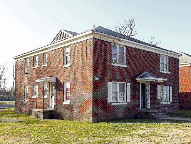 2001 E Broadway St in West Memphis, AR - Foto de edificio - Building Photo